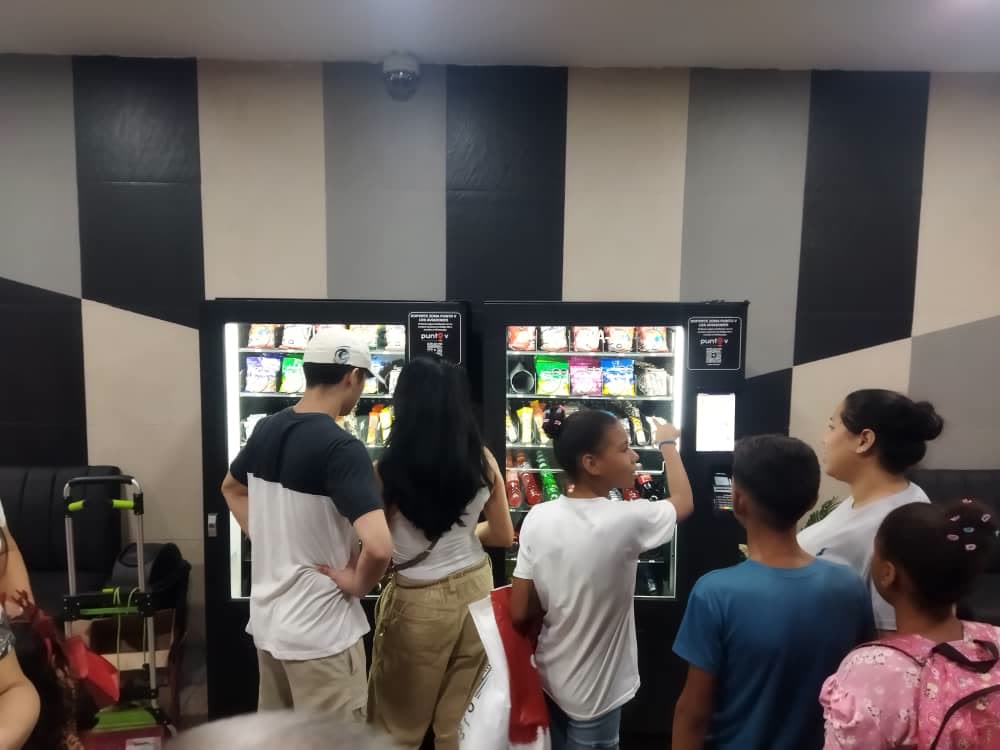 Clientes usando las máquinas en Los Aviadores