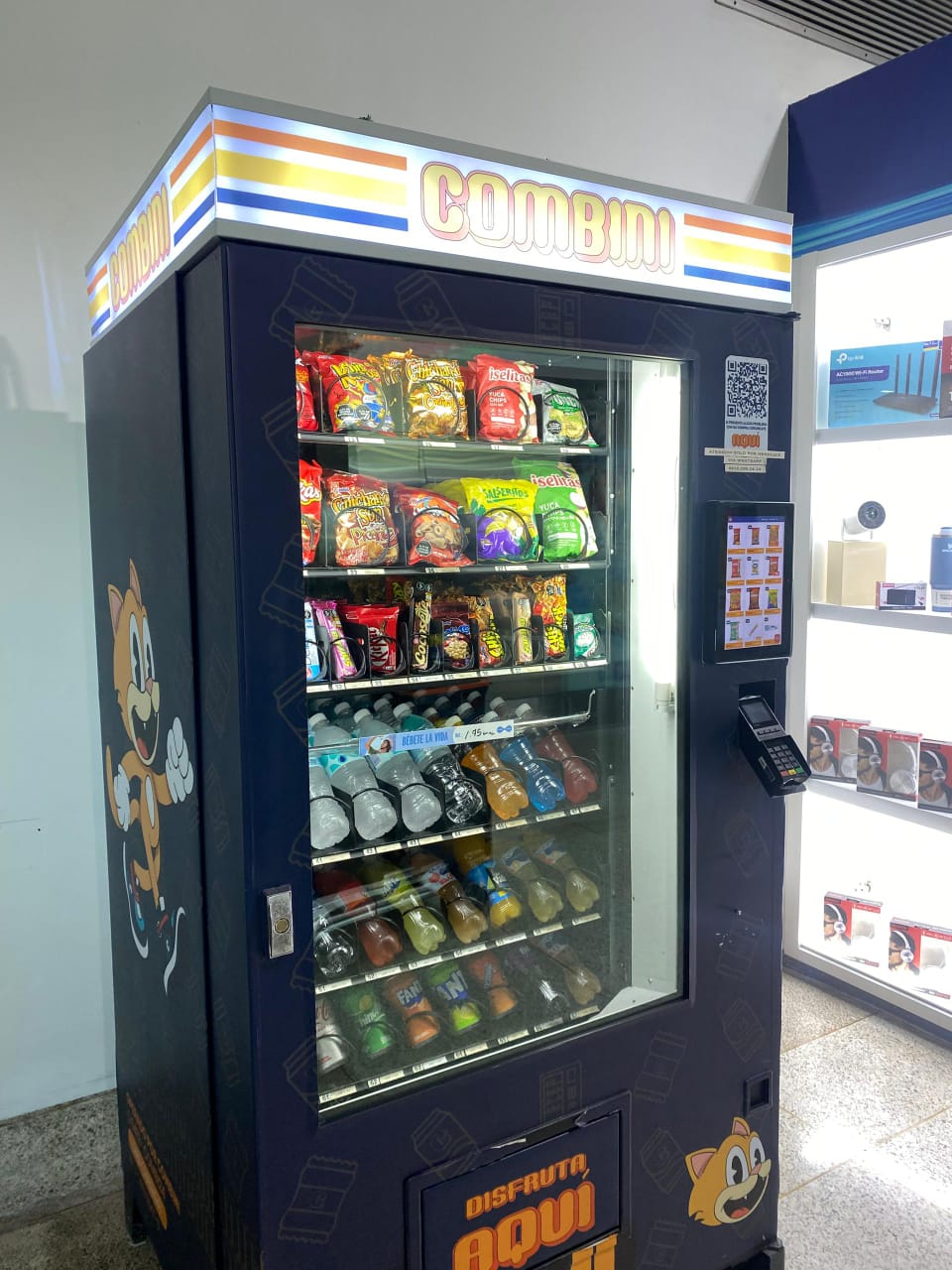 Máquina Combini junto a local comercial
