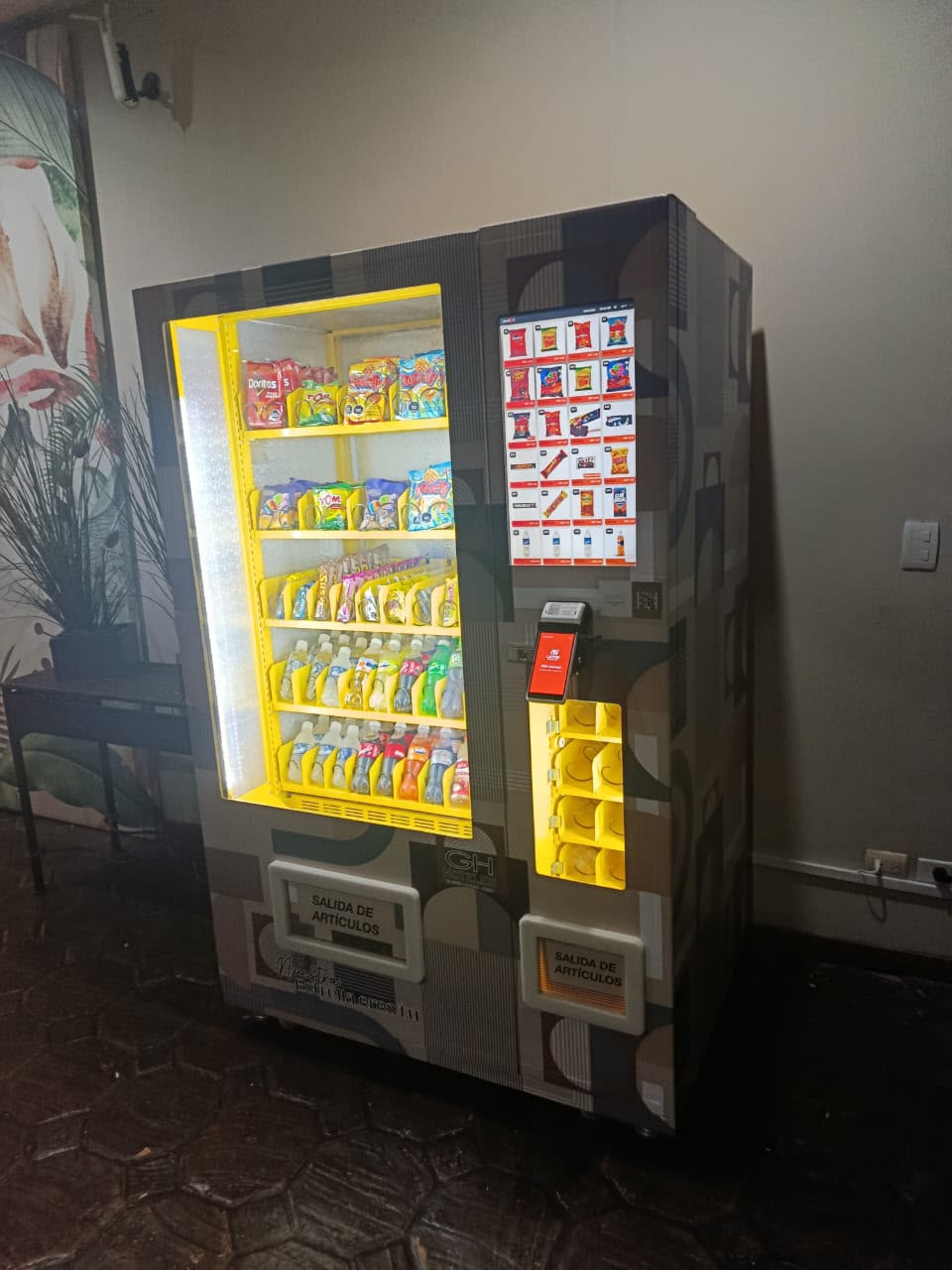 Máquina PuntoV con diseño personalizado en una ubicación de Valencia