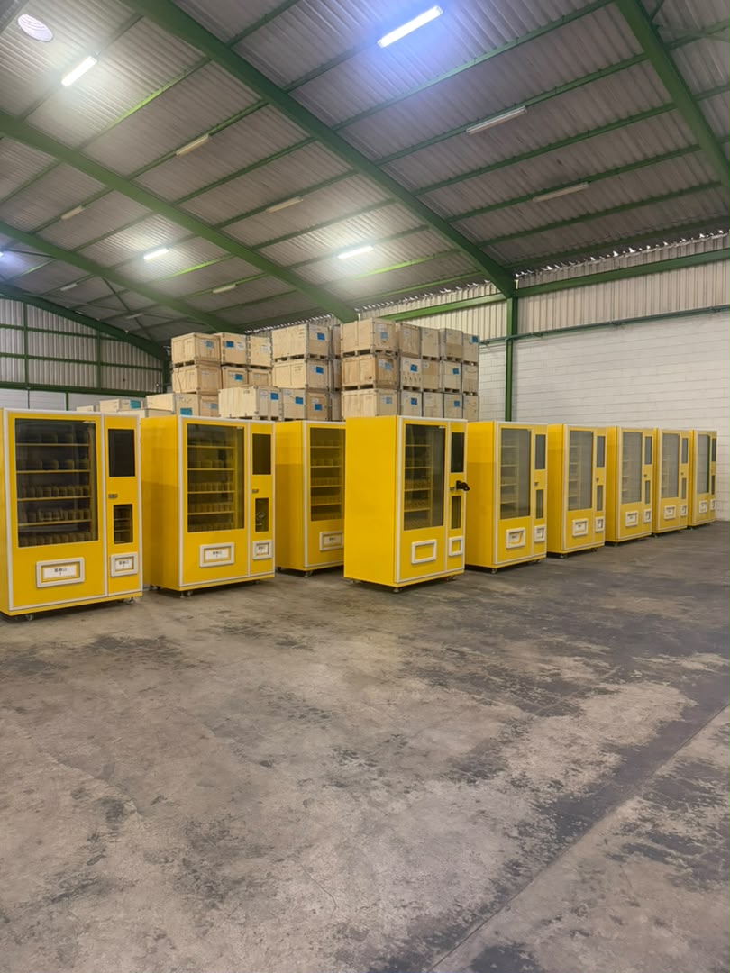 Máquina expendedora del segundo contenedor en el galpón