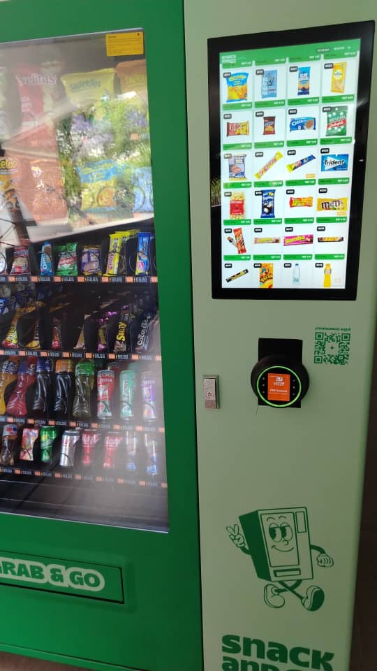 Pantalla y lector de pago de la máquina Snack and Go
