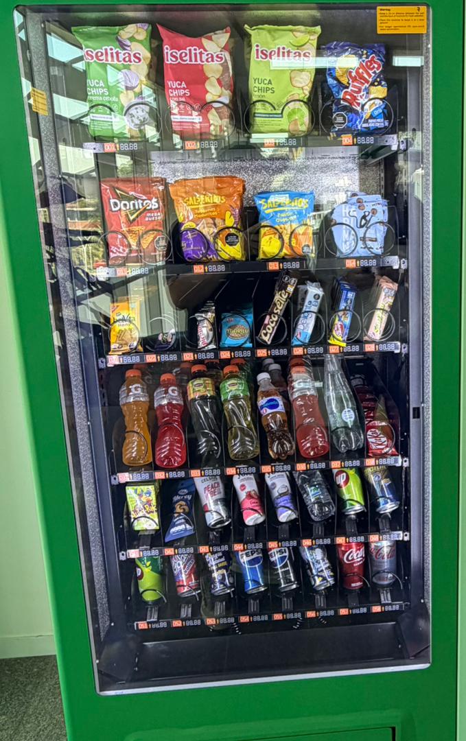 Vista frontal de la máquina Snack and Go con productos